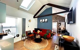 Heart Of Falmouth - Comfortable & Stylish Studio Apartment | Town Centre | Parking | Wifi |