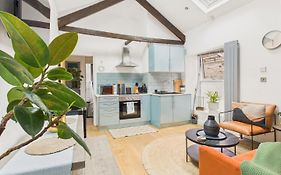 Heart Of Falmouth - Comfortable & Stylish Studio Apartment | Town Centre | Parking | Wifi |